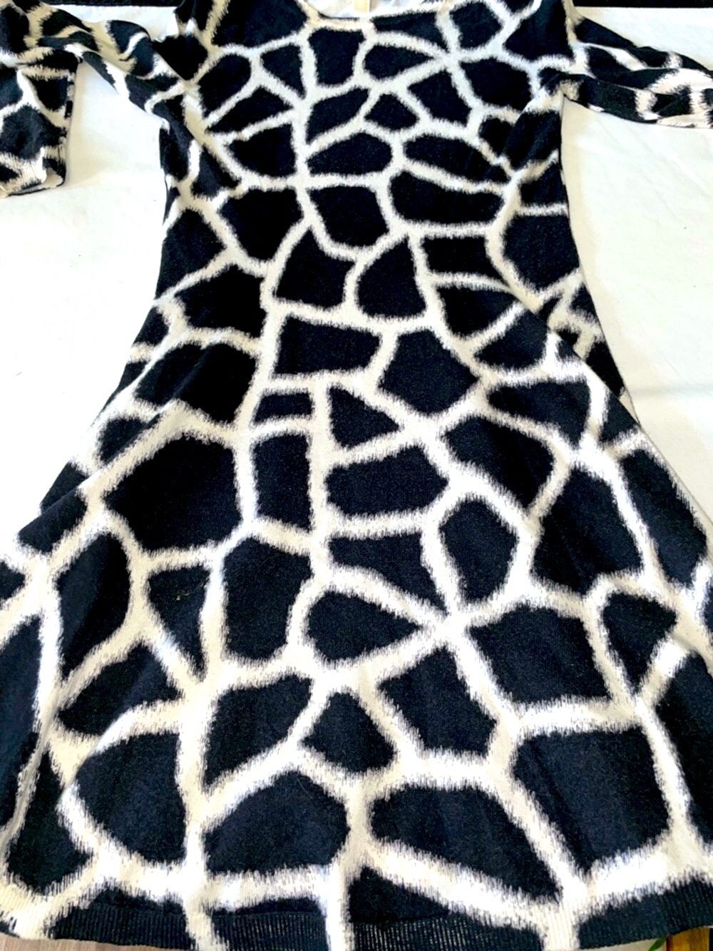 Women’s Chic B & W MICHAEL KORS Giraffe Print Long Sleeve Knit Sweaterdress SzXS - Picture 10 of 10